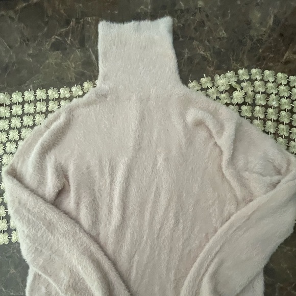 Warm and fuzzy sweater - Picture 2 of 4